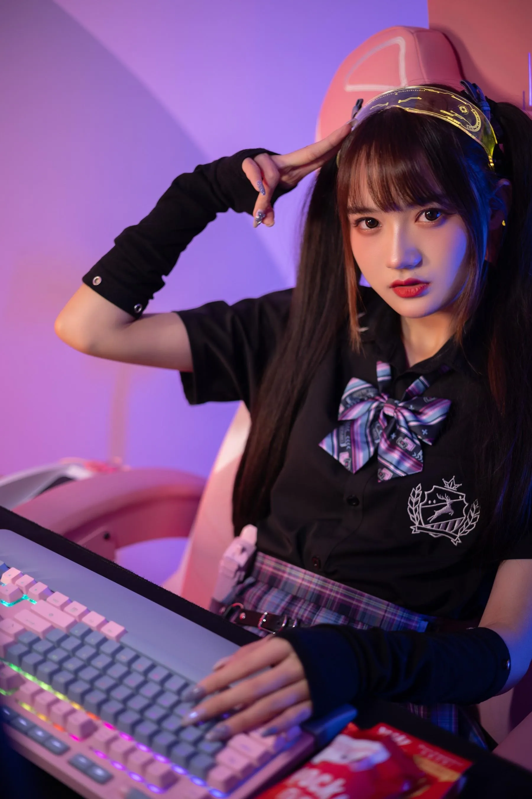 [艺图语] 2022.06.09 电竞少女 兔子Zzz不吃胡萝卜 [22P]插图1